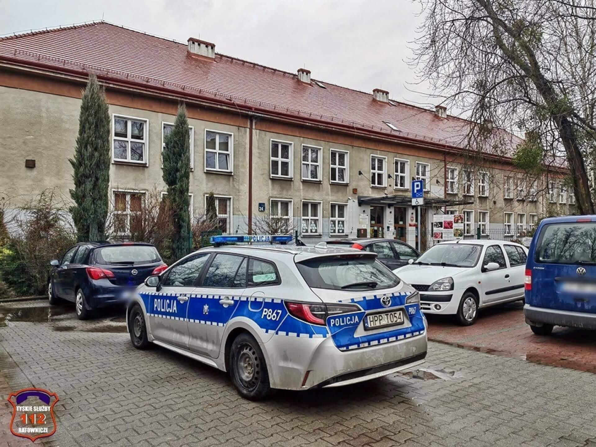 Tychy wypadek w szkole W tyskiej SP 14 sufit spadł uczniom na głowę