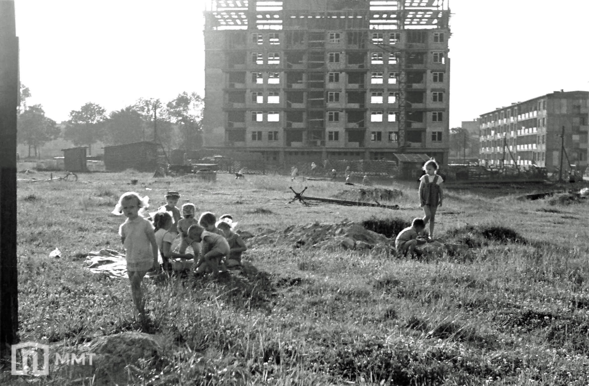 Dzieci na łące, osiedle D - ok. 1962 r. Tychy