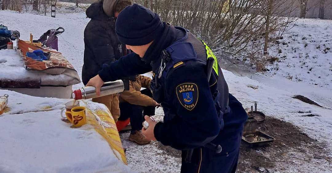 Tyszanie I Strażnicy Miejscy Pomagają Osobom Bezdomnym Zbiórka Darów I Inne Formy Pomocy 7533