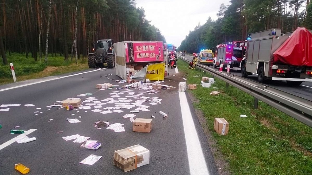 Piątkowy Wypadek Na Drodze DK1 W Kobiórze. Piasek. Tychy