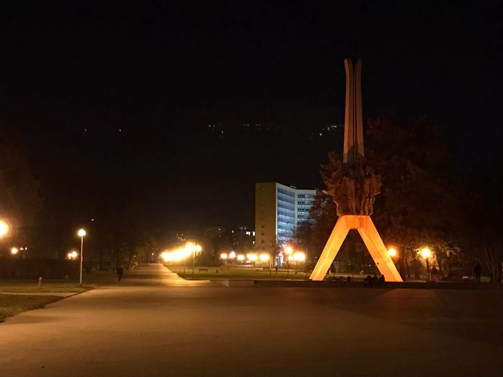 Kampania 19 Dni - symboliczne pomarańczowe podświetlenie w Tychach